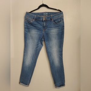16 Apt 9 Slim Capri Jeans